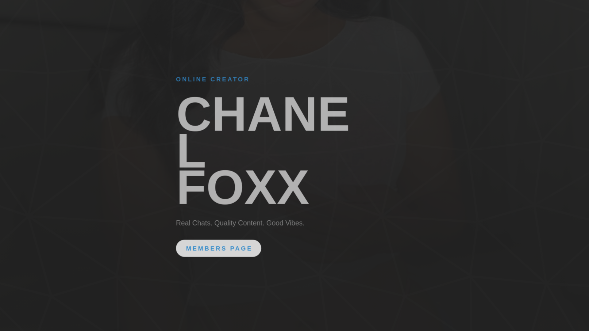 website screenshot of https://chanelfoxxlive.com/
