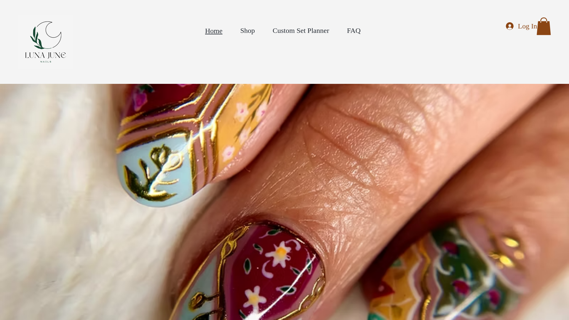 website screenshot of https://lunajunenails.com/