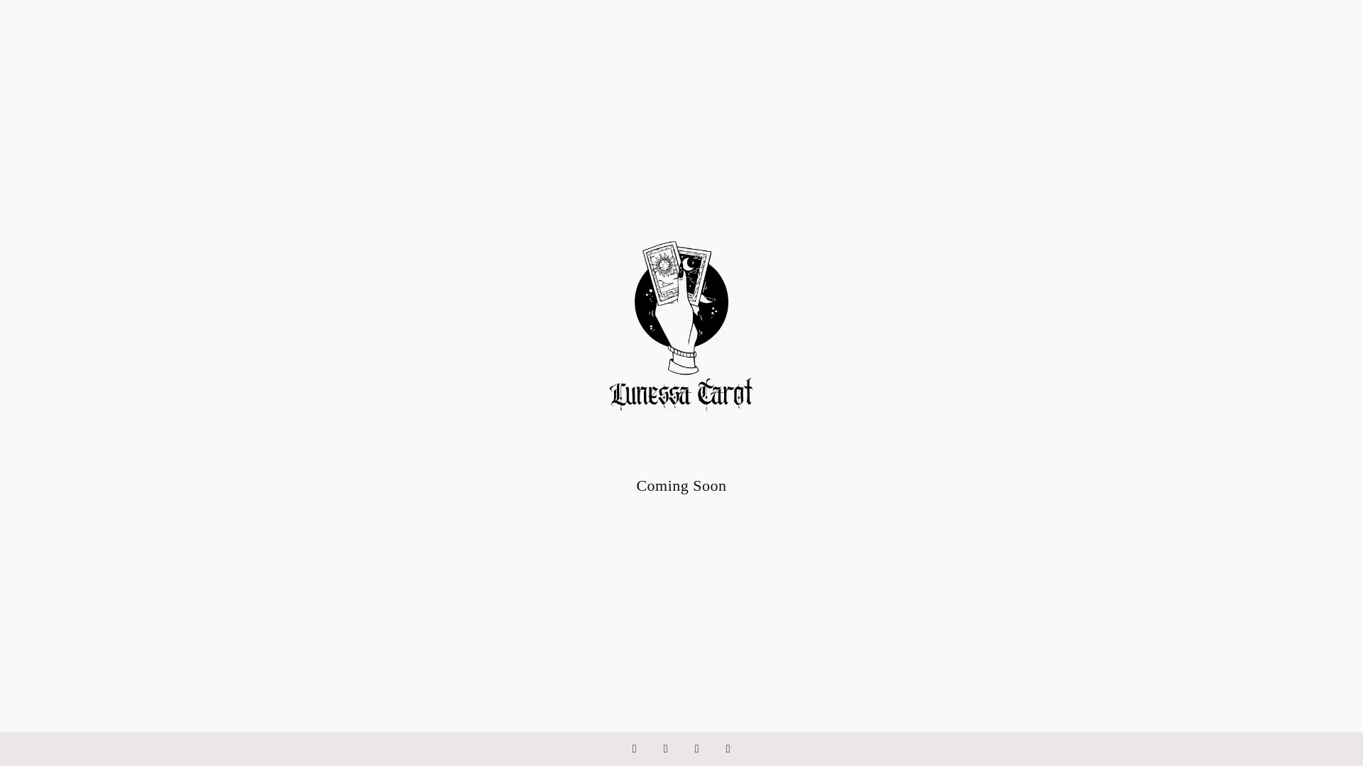 website screenshot of https://lunessatarot.com/